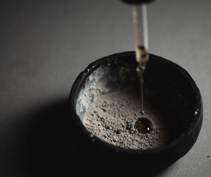 Powder clay masque and oil dropping in. Natural vs Synthetic ingredients in skincare. Foreign synthetic and unfamiliar substances tend to be rejected by our skin and bodies. We see this rejection play out in the form of irritations, allergic reactions and disease. Comparing the Ingredients, Claims & Packaging of over 160 Facial Oils on the market in Australia. Oasis Black is the Best 100% Organic & All Natural Face Oil made with only Cold Pressed Virgin Carrier Oils & Steam Distilled Essential Oils.